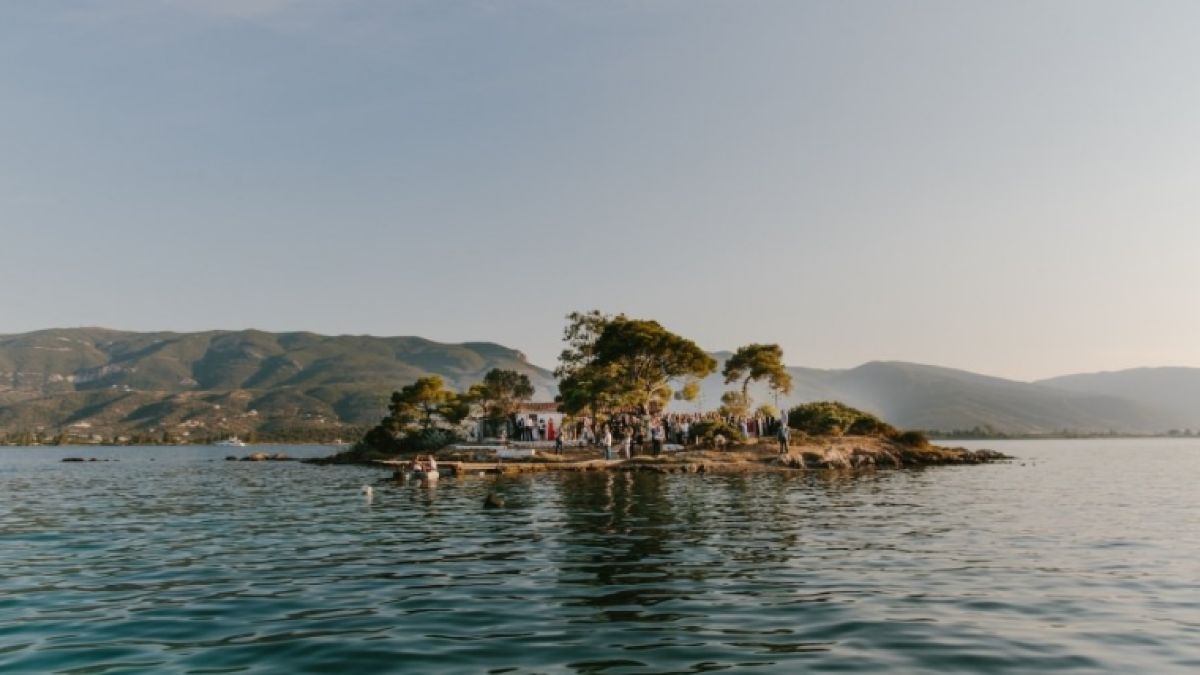 «Ονειρεμένο νησί»: Ο προορισμός του έρωτα με τα καταγάλανα νερά βρίσκεται μόλις λίγη ώρα μακριά από την Αθήνα