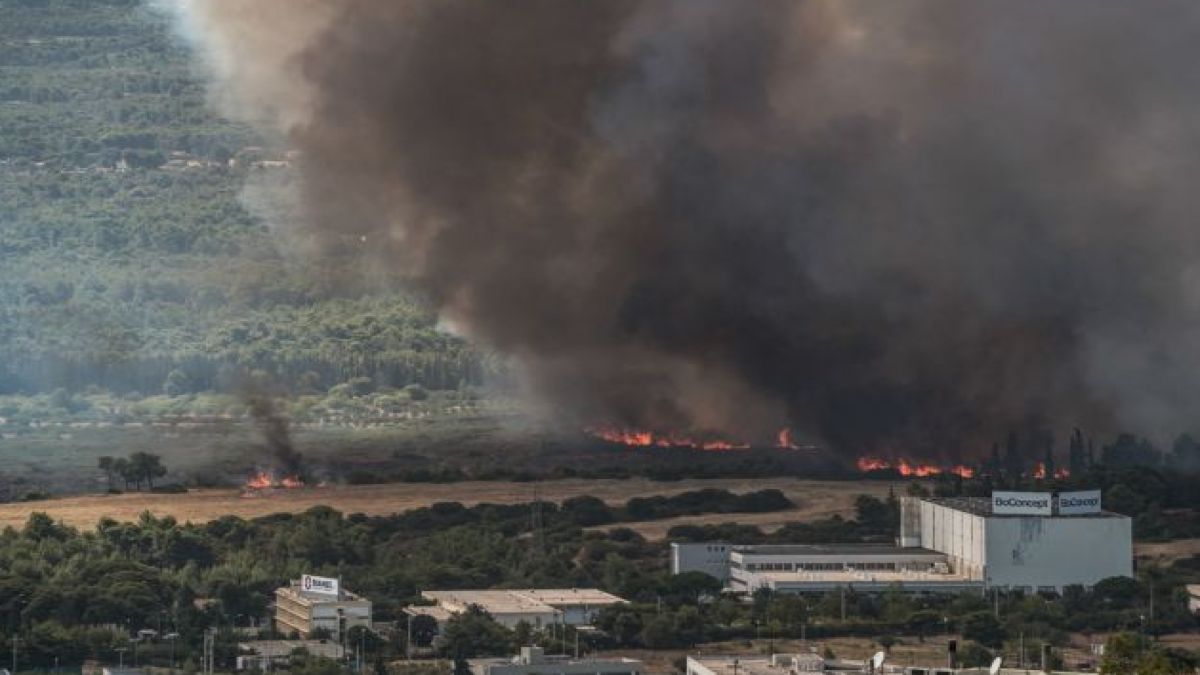 Φωτιά στη Βαρυμπόμπη: Πυροσβεστικές δυνάμεις στο σημείο