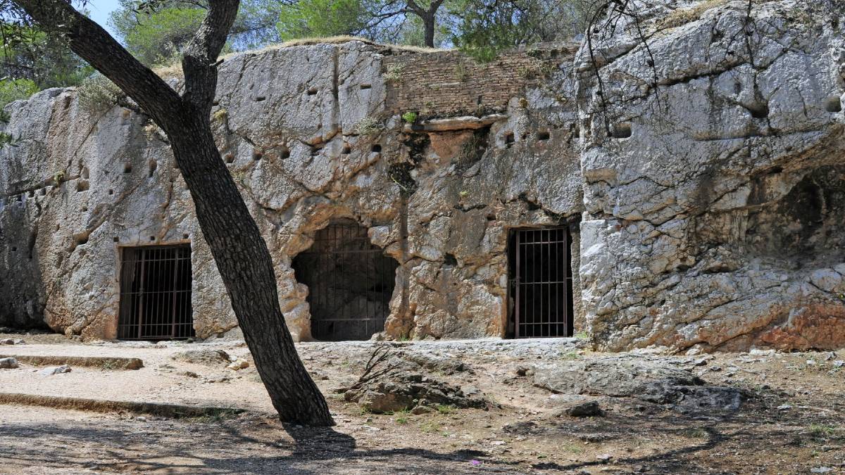 Έχετε επισκεφτεί τη Φυλακή του Σωκράτη στο κέντρο της Αθήνας; Η ιστορία και το σημείο