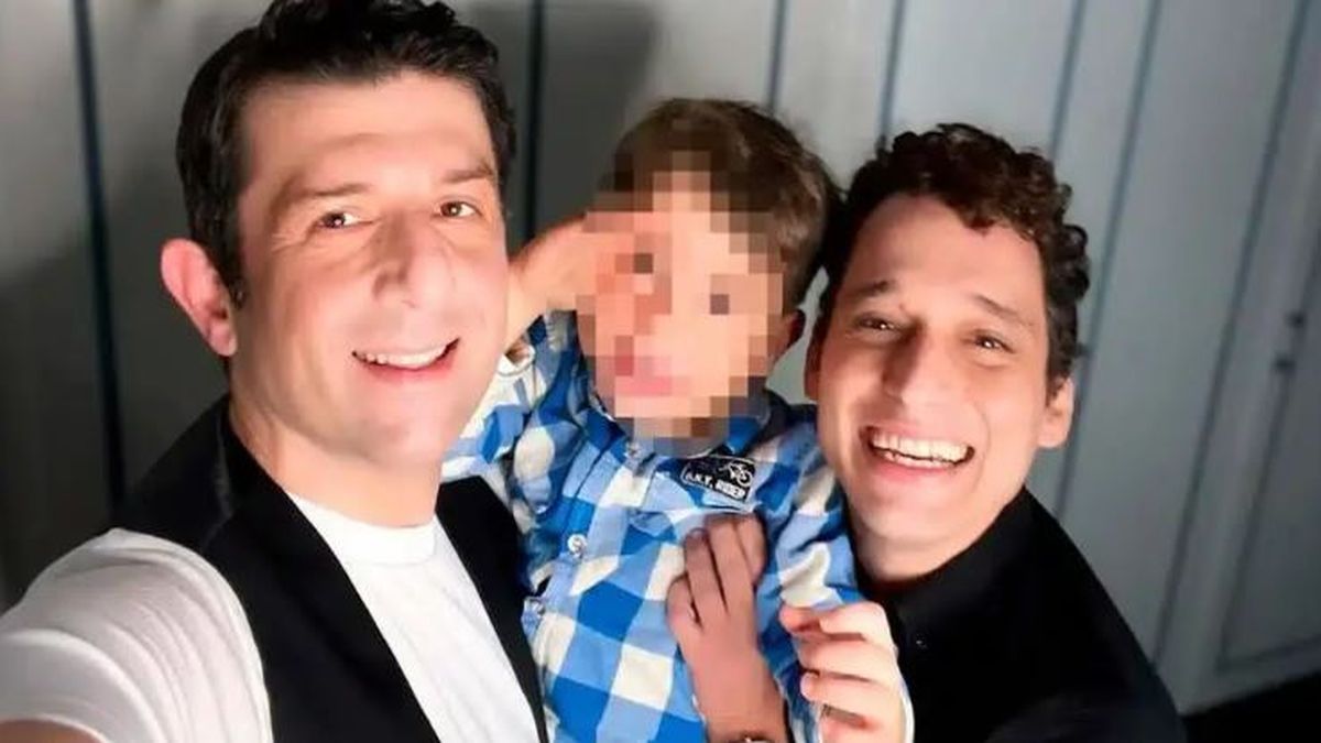 Μιχάλης Οικονόμου: «Με τον σύντροφο μου μεγαλώνουμε ένα παιδί, είμαστε οι μπαμπάδες του»