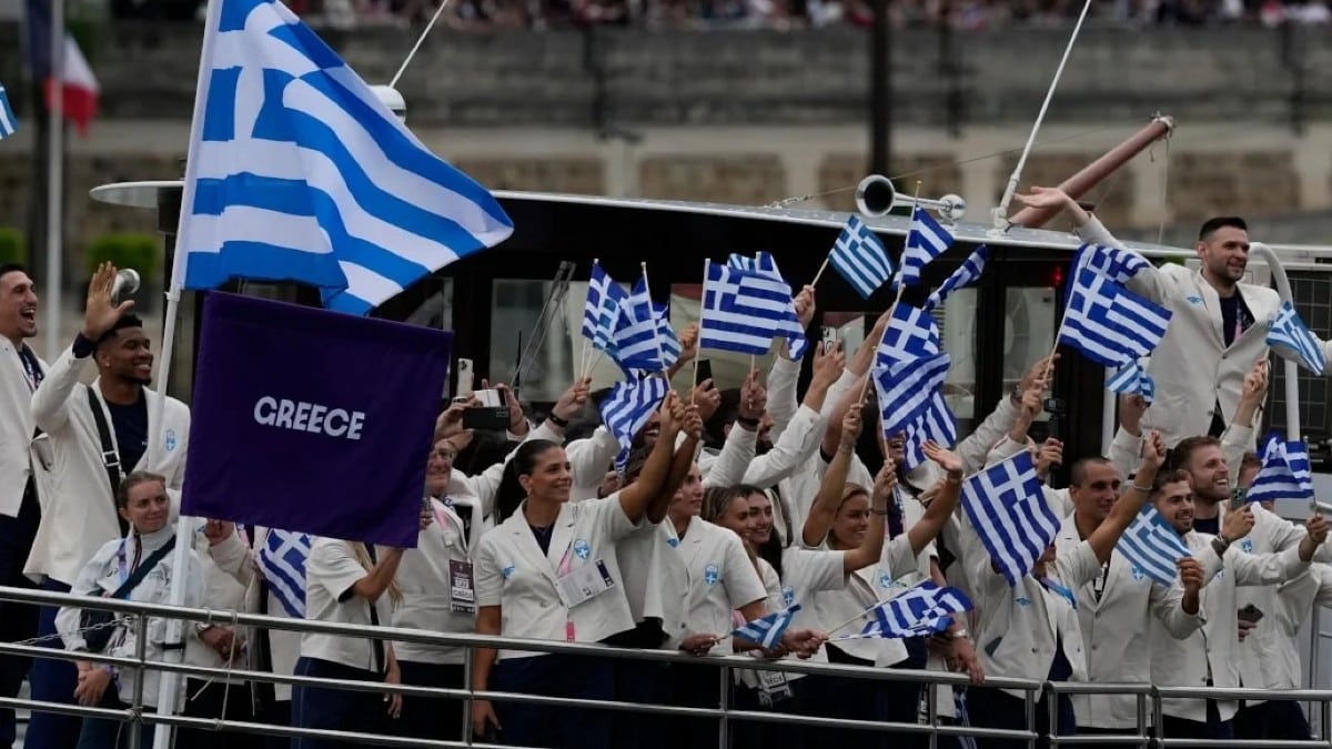 Ολυμπιακοί Αγώνες 2024: Η εντυπωσιακή είσοδος των αθλητών μας στον Σηκουάνα – Έλαμψε η ελληνική αποστολή με σημαιοφόρους τον Γ. Αντετοκούνμπο και την Αντιγόνη Ντρισμπιώτη (video)
