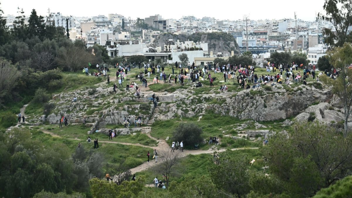 Συναγερμός: Φωτιά στον Λόφο Φιλοπάππου