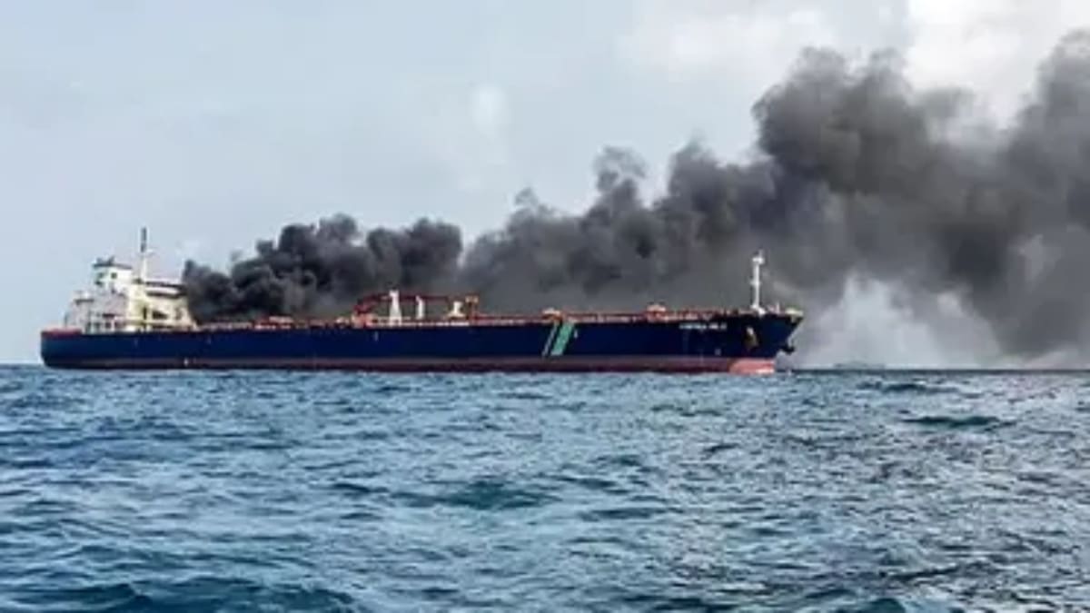 Συγκρούστηκαν και λαμπάδιασαν δεξαμενόπλοια στη Μαλαισία –  Με απενεργοποιημένο σύστημα εντοπισμού το ένα