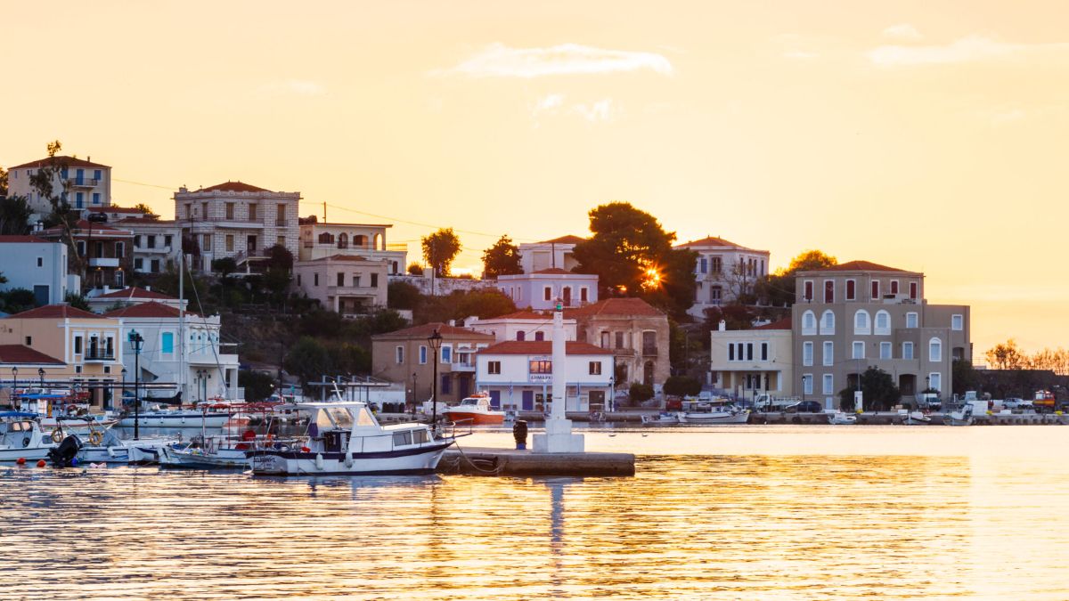 Επίγειος παράδεισος με κρυστάλλινους κολπίσκους: Το νησί των καραβοκύρηδων θα σου κλέψει την καρδιά