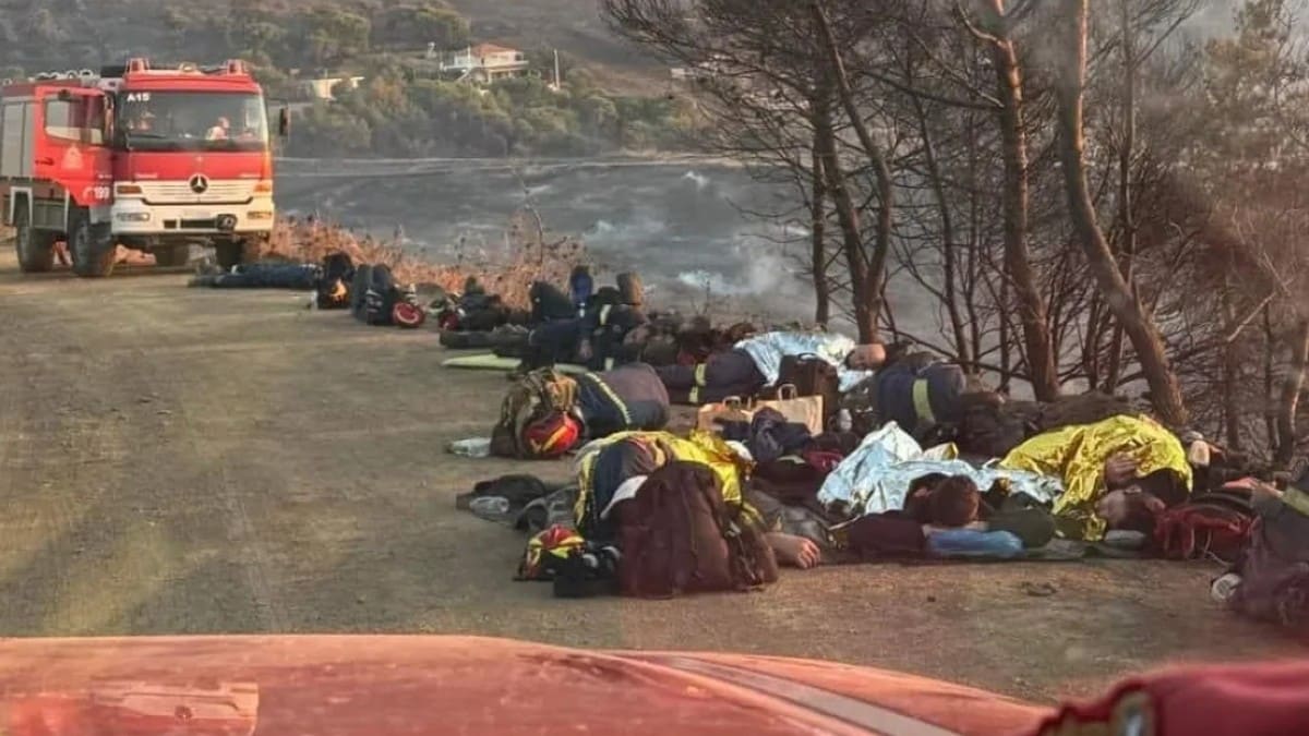 Οι ήρωες της φωτιάς στην Κερατέα: Εξαντλημένοι μετά τη «μάχη» με τις φλόγες – Η συγκλονιστική viral φωτογραφία με τους πυροσβέστες