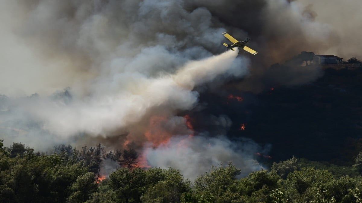 Φωτιά στην Αττική: Τρομερή καταστροφή – Στάχτη τουλάχιστον 100.000 στρέμματα, δεκάδες σπίτια, επιχειρήσεις