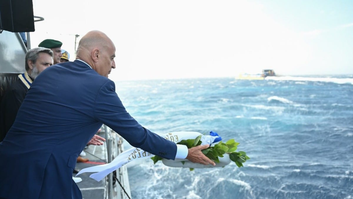 Δένδιας στην επιμνημόσυνη δέηση των πεσόντων του καταδρομικού «Έλλη»:  Η θυσία τους δεν πήγε χαμένη – Αιωνία τους η μνήμη