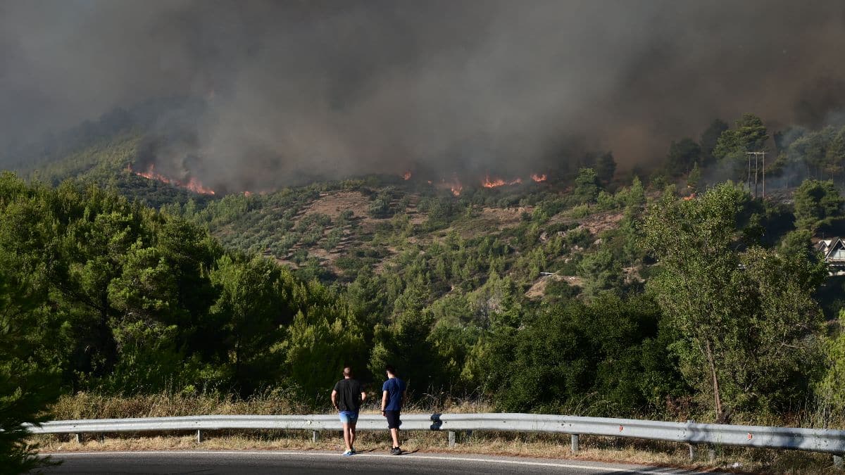 Φωτιά στον Βαρνάβα Αττικής: Εκκενώνεται η Σταμάτα – Προς λίμνη Μαραθώνα οι φλόγες