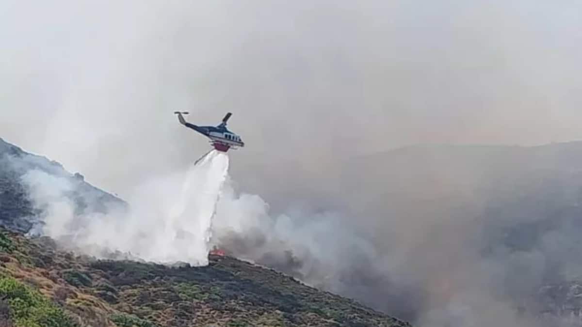 Καλύτερη η εικόνα από την φωτιά στους Φούρνους Ικαρίας – Με αυτοθυσία πυροσβέστες και εθελοντές έσωσαν τα σπίτια