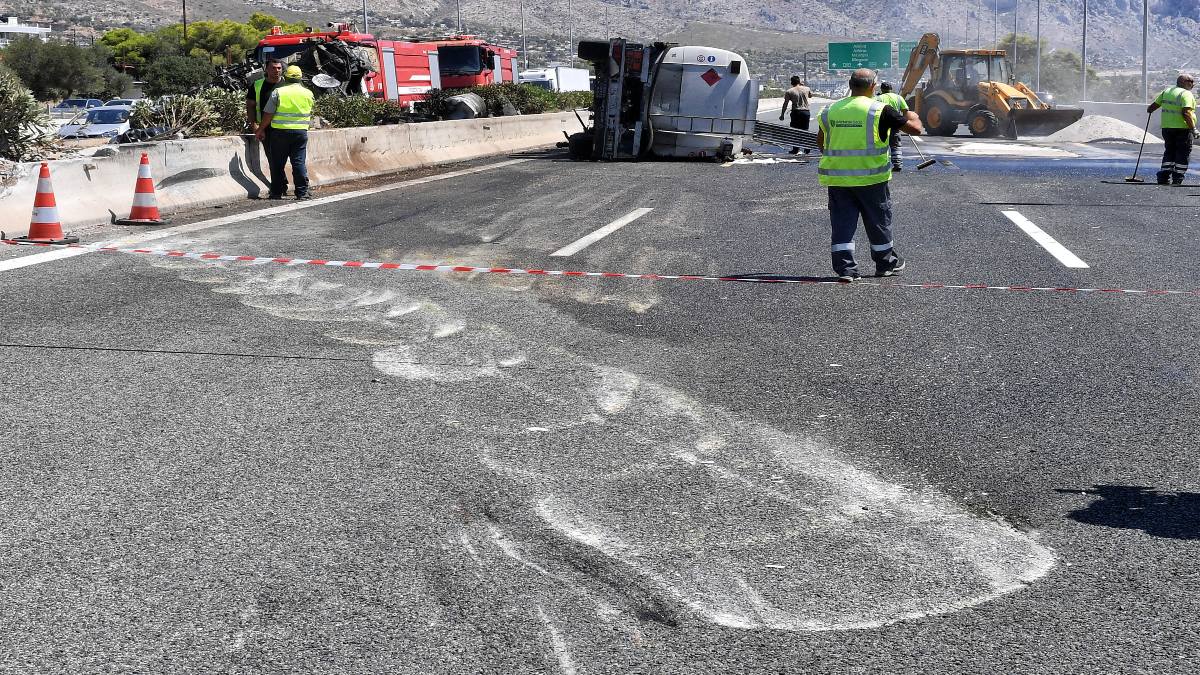 Τρόμος στη Λεωφόρο Σχιστού: Τούμπαρε βυτιοφόρο – Συναγερμός για διαρροή υγραερίου