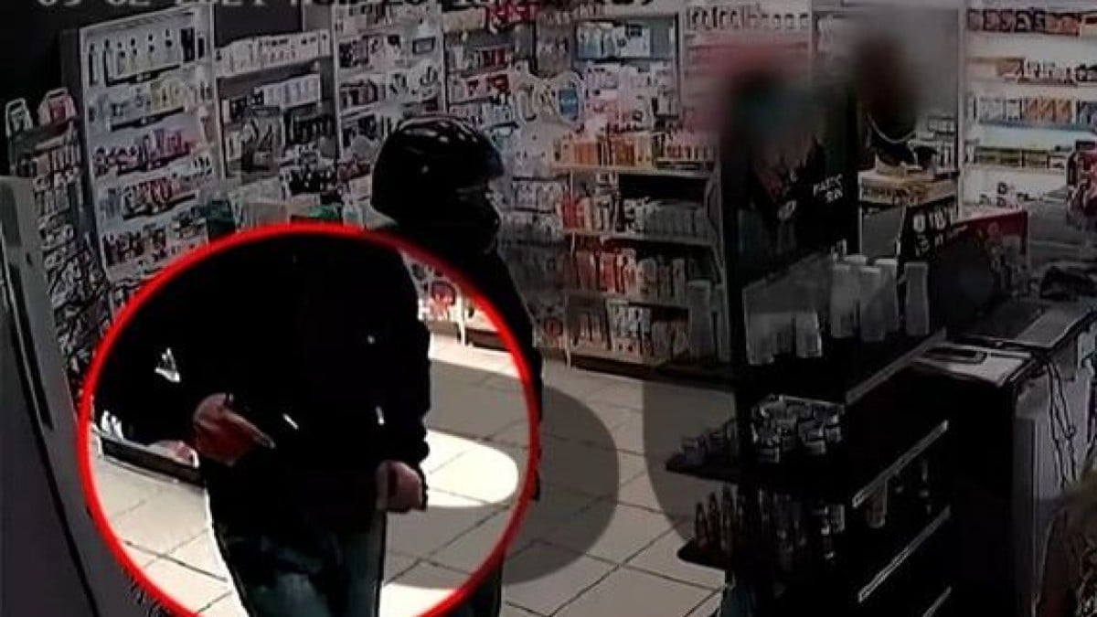 Σκηνές τρόμου στα Άνω Λιόσια: Άνδρας εισέβαλε με όπλο σε φαρμακείο γεμάτο πελάτες (video)