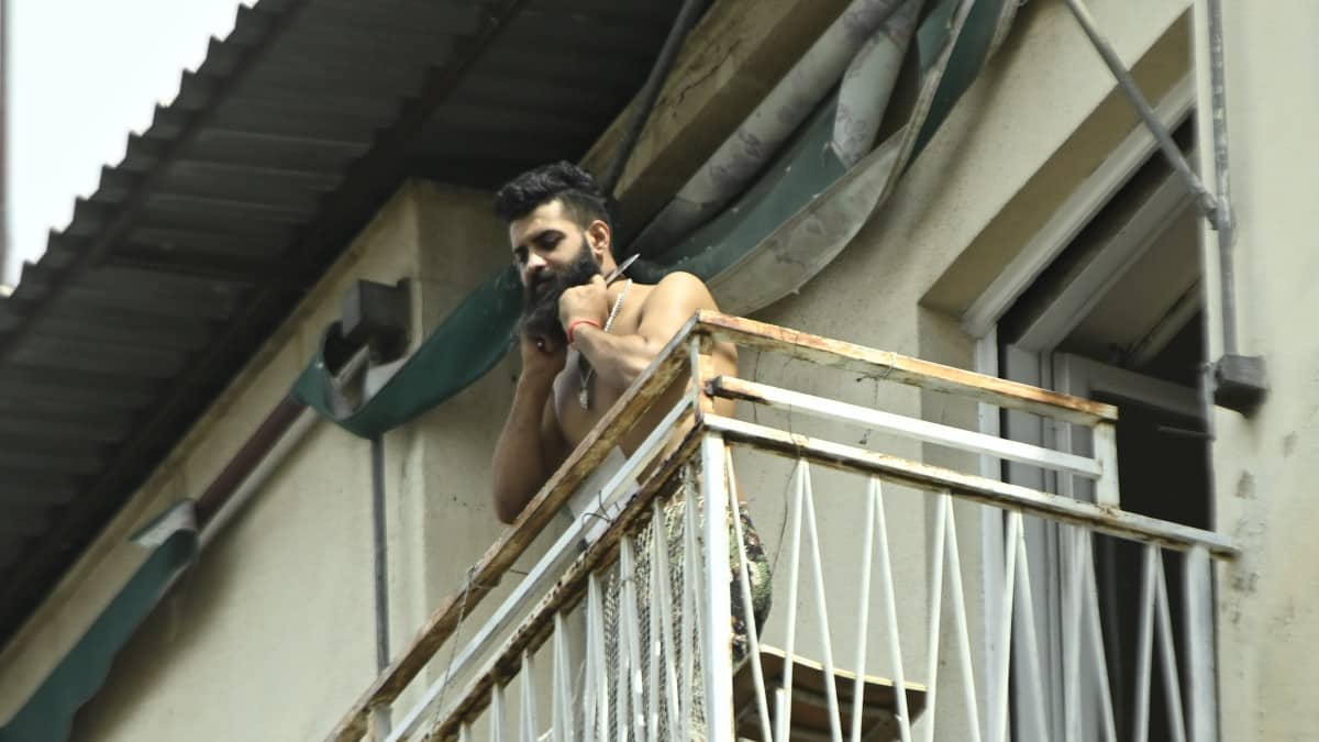Θρίλερ στην Αχαρνών: 30χρονος από την Παλαιστίνη ο άντρας που απειλεί να αυτοκτονήσει – Είχε μεταφερθεί σε ψυχιατρείο (video)