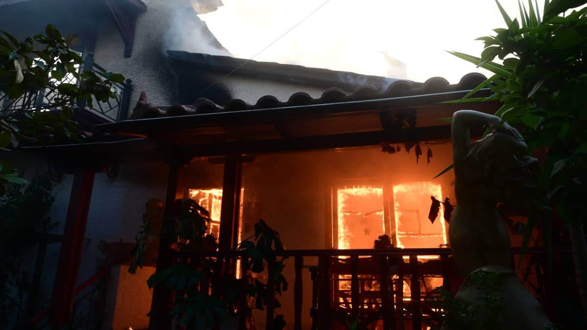Νέα Μάκρη: Σύλληψη γιατρού και της συντρόφου του για εμπρησμό κατ’ εξακολούθηση – Αναζητείται και ένας 17χρονος (video)