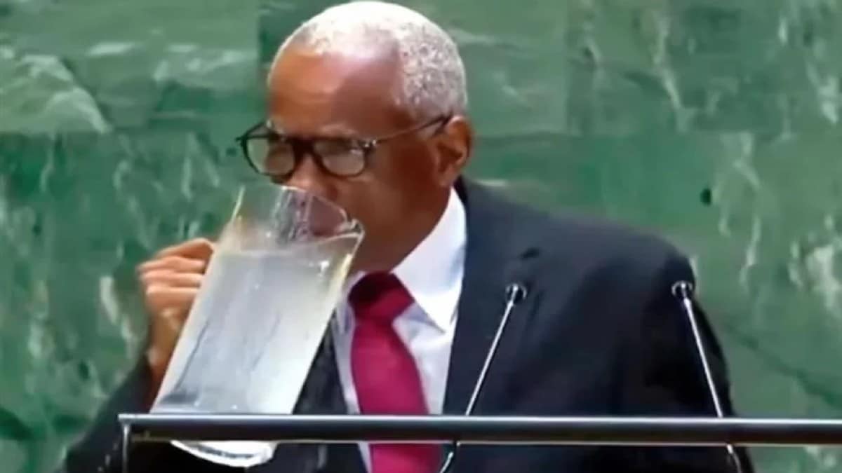 Επική γκάφα στη Συνέλευση του ΟΗΕ: Ο πρόεδρος της Αϊτής ήπιε νερό από… την κανάτα πάνω στο βήμα (video)