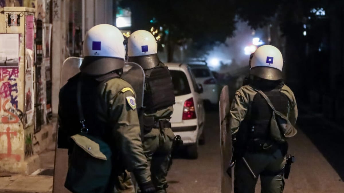 Μεταμεσονύχτια επίθεση με μολότοφ από ομάδα κουκουλοφόρων σε διμοιρία των ΜΑΤ στα Εξάρχεια