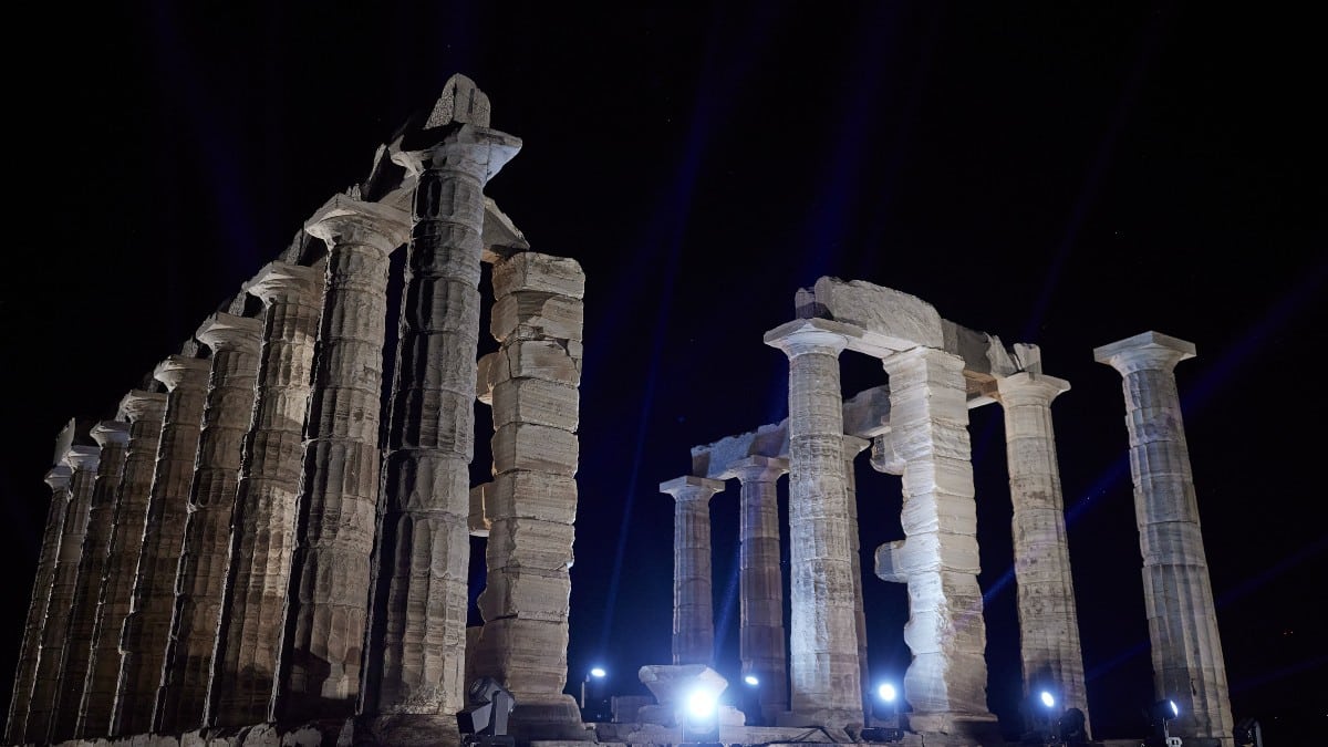 Σούνιο: Εντυπωσιακές εικόνες από τον νέο φωτισμό του ναού του Ποσειδώνα – Με συναυλία Στ. Ξαρχάκου και παρουσία Κ. Μητσοτάκη (photos/video)