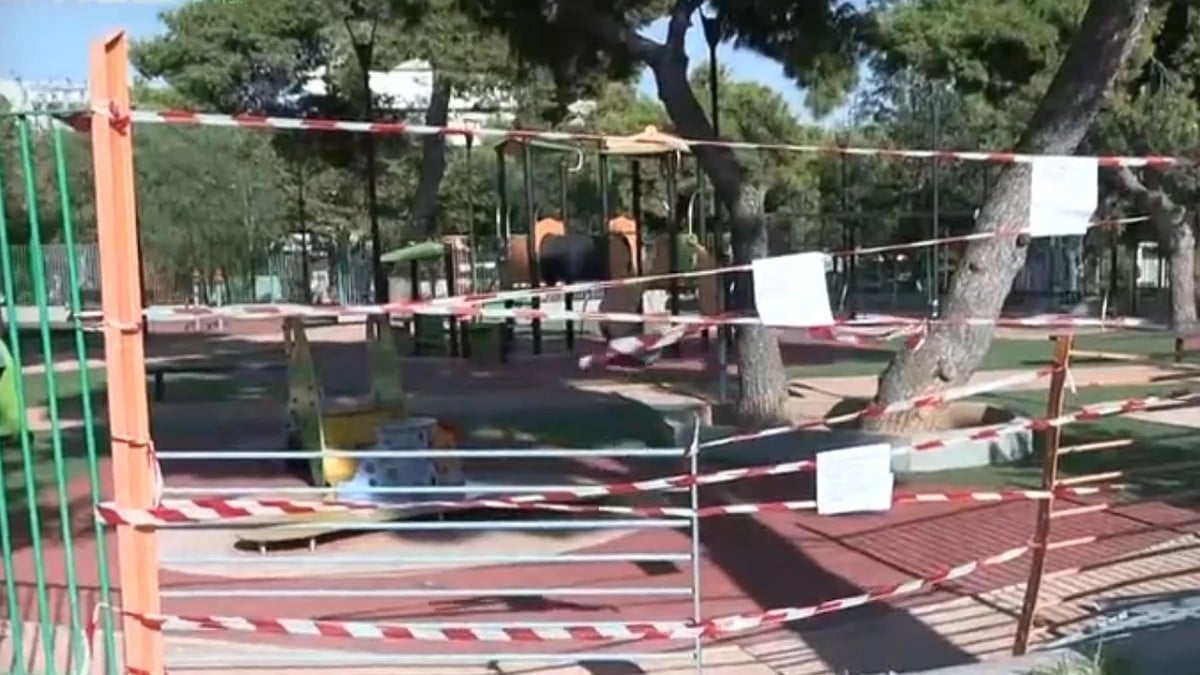 Παρολίγον τραγωδία σε παιδική χαρά στη Βάρκιζα: Οδηγός έχασε τον έλεγχο του ΙΧ , έσπασε τα κάγκελα και μπήκε μέσα! (video)
