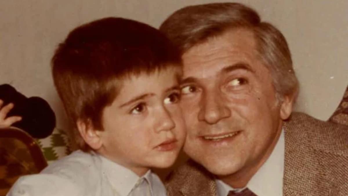 Κώστας Μπακογιάννης: «Βλέπω το χαμόγελό σου στα παιδιά μας» – Η εξομολόγηση για τον θάνατο του πατέρα του