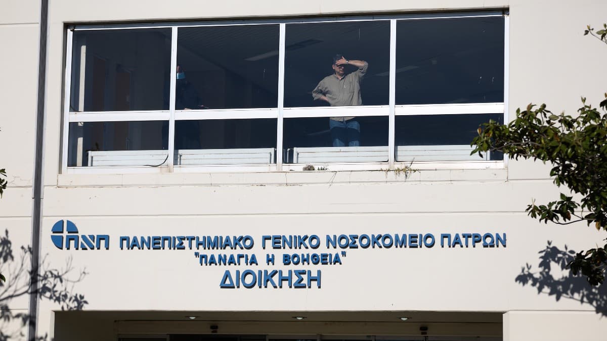 Εικόνες ντροπής στο Πανεπιστημιακό Νοσοκομείο Ρίου: Έπεσε τμήμα της οροφής λόγω της βροχής (photo)