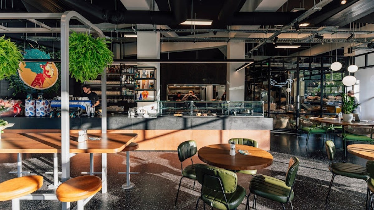 Roasting Warehouse Athens: O πεζόδρομος της Ντελακρουά γράφει ιστορία στον καφέ – Το ιδανικό στέκι για εκλεκτό brunch