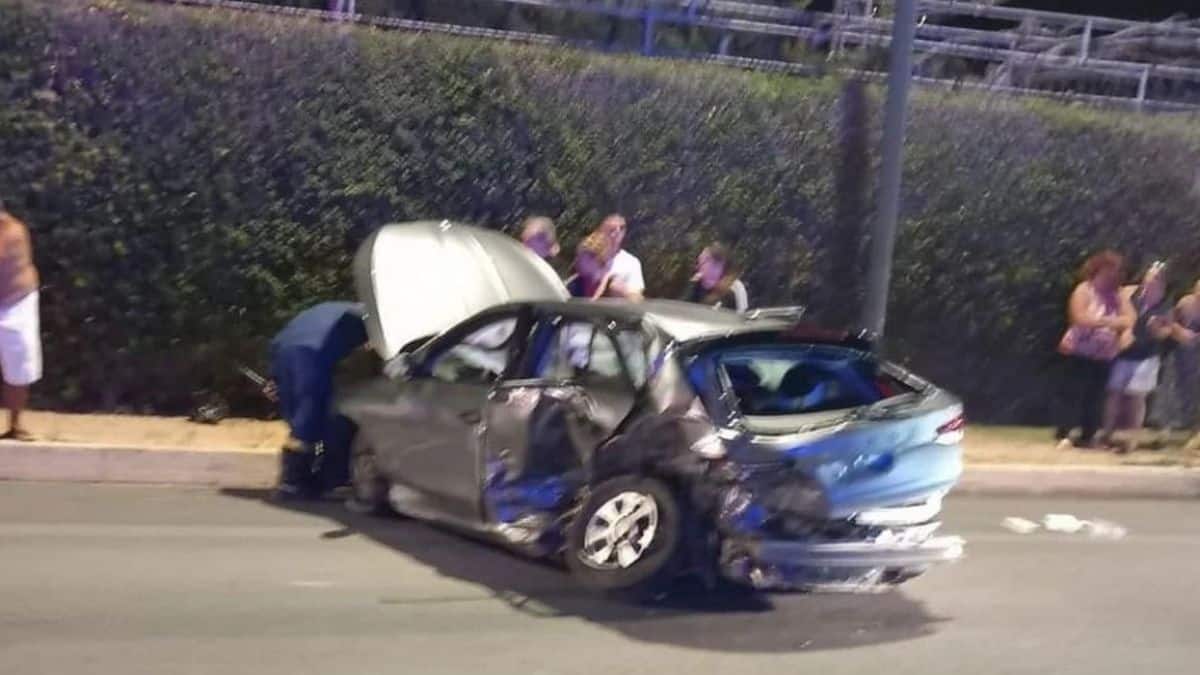 Σοβαρό τροχαίο στην Αθηνών – Σουνίου: Οι πρώτες εικόνες από την σύγκρουση των δύο οχημάτων – Ένας τραυματίας σε κακή κατάσταση