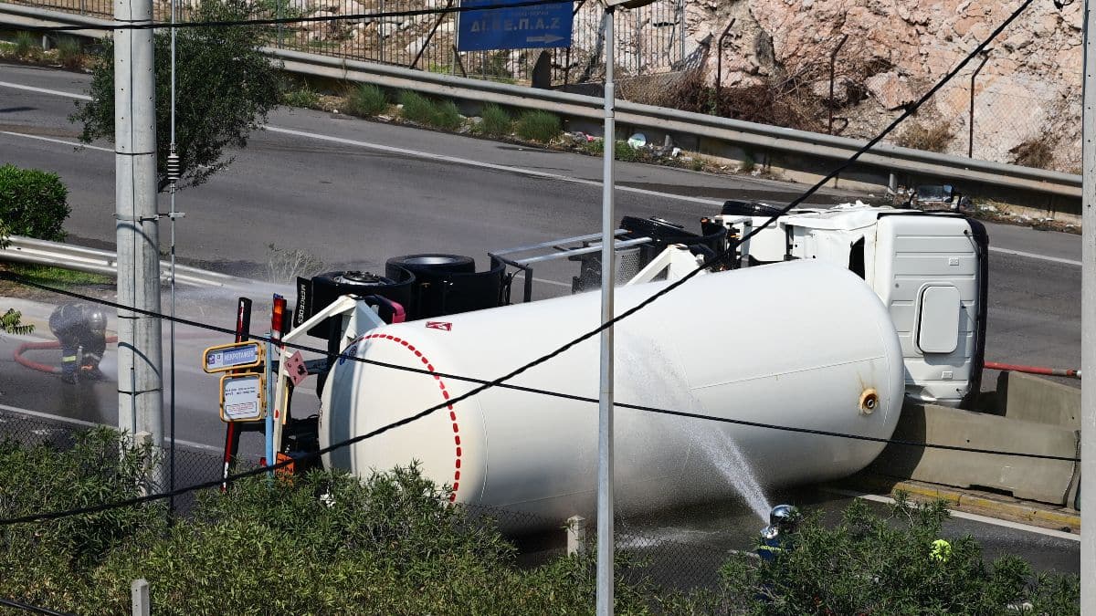 Τρόμος στο Σχιστό: Εκκενώνεται η δομή μεταναστών μετά την ανατροπή βυτιοφόρου που μετέφερε υγραέριο