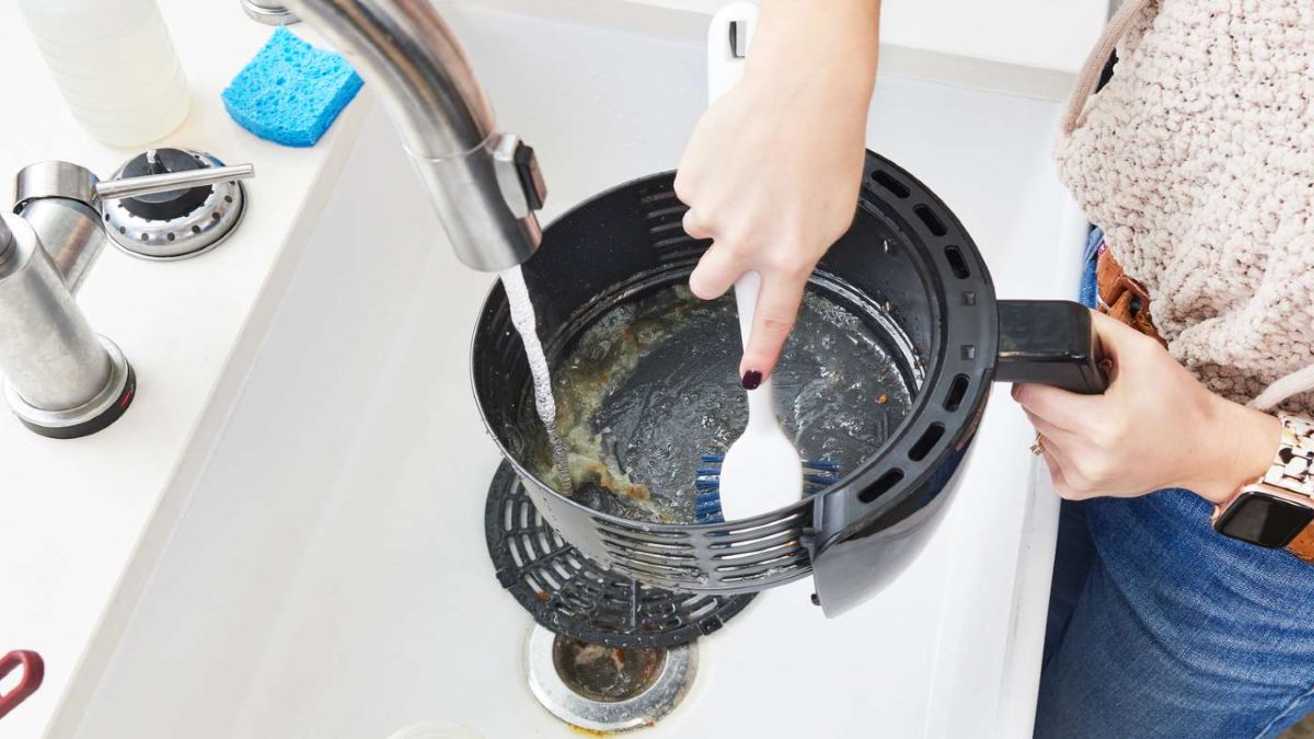 Ο κατάλληλος τρόπος να καθαρίσετε το air fryer από λίπη μετά το μαγείρεμα