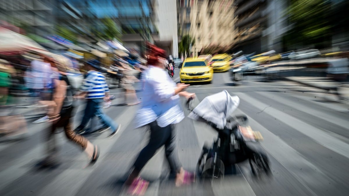 Λιγοστεύουμε ολοένα και περισσότερο: Καμπανάκι για το δημογραφικό με ρεκόρ υπογεννητικότητας το 2023 – Σοκάρει η αναλογία γεννήσεων και θανάτων (video)