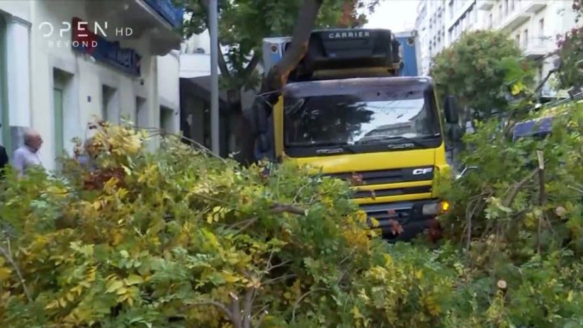 Ανησυχία στην Ομόνοια: Φορτηγό έπεσε σε δέντρο και το ξερίζωσε σε πεζοδρόμιο της Πατησίων – Κλειστός ο δρόμος (video)
