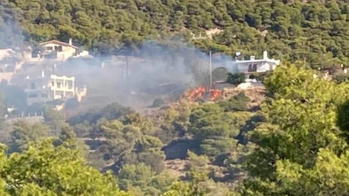 Φωτιά στην Κερατέα: Μεγάλη κινητοποίηση της Πυροσβεστικής – Διάσπαρτες οι εστίες δίπλα σε σπίτια