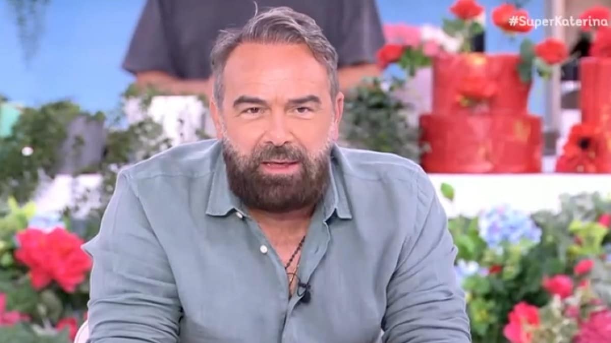 Θρίλερ για τον Γρηγόρη Γκουντάρα: Επίθεση από συνεργάτη του δημάρχου Σαρωνικού – «Κόλλησε το πρόσωπό μου στο…»