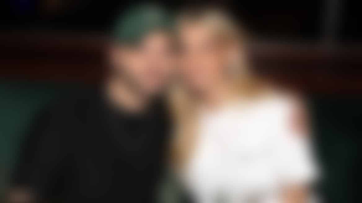 Πασίγνωστος τραγουδιστής παντρεύεται – Οι κουμπάροι «έκπληξη», η πρόταση γάμου και το όνομα της κόρης