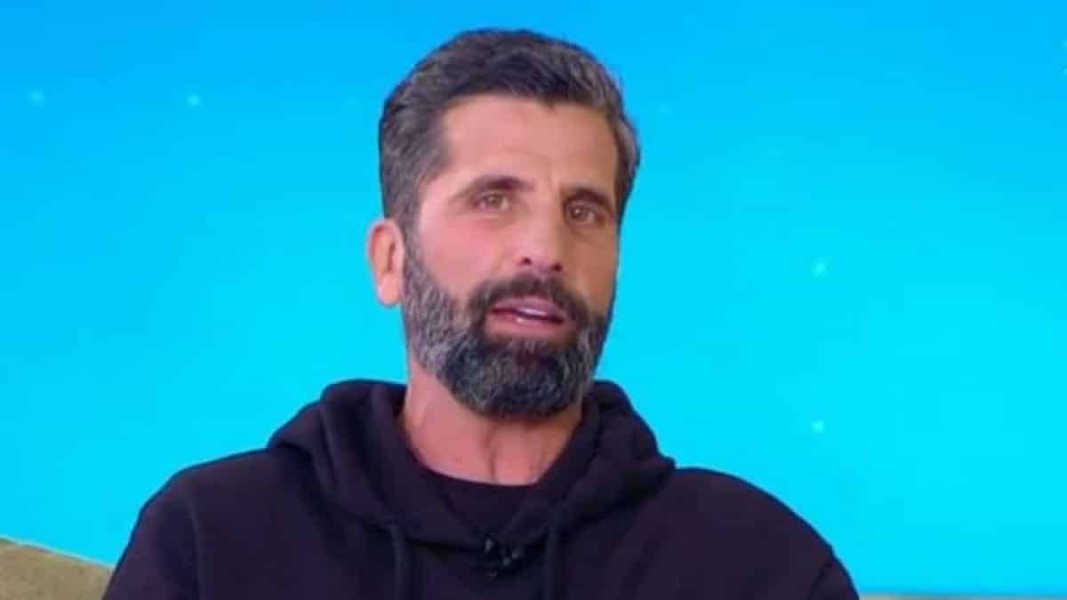«Λιώνει» ο Θανάσης Βισκαδουράκης για τη σύζυγό του: «Οι φίλες της με φλέρταραν, αυτή με…» (video)