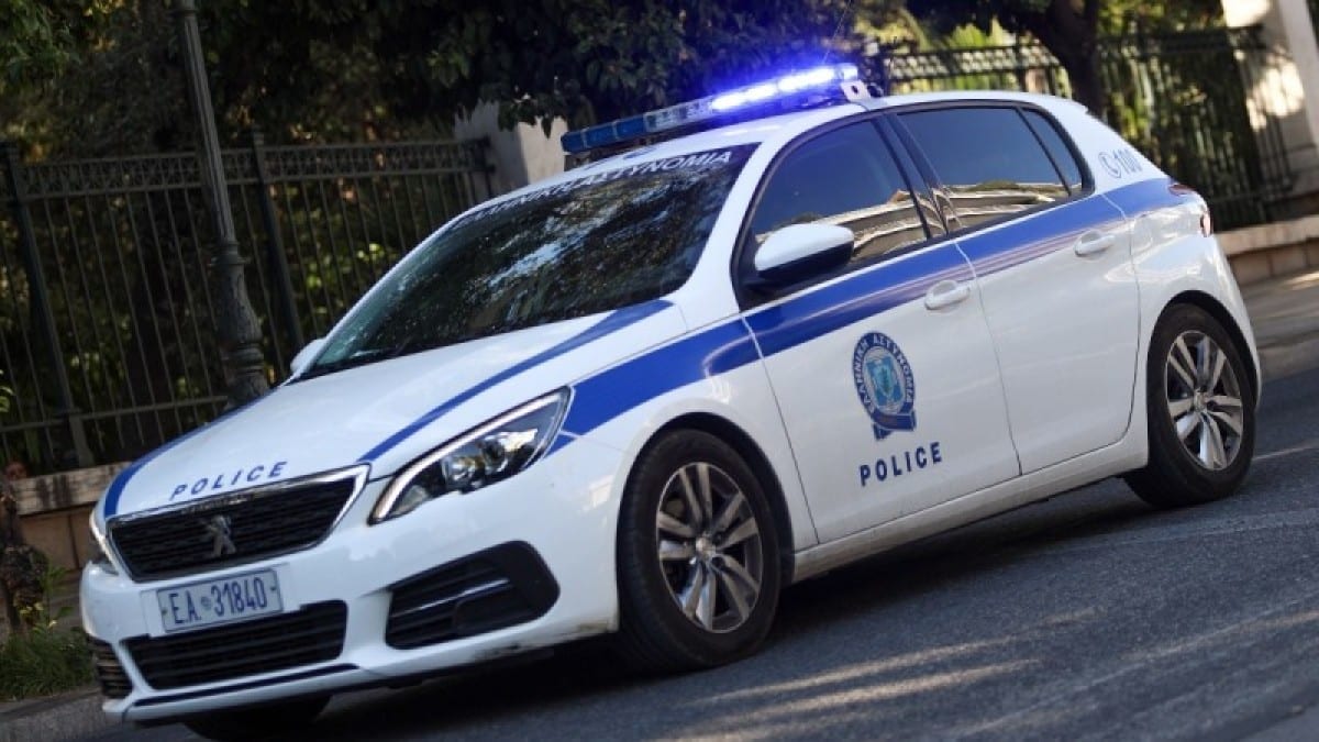 Σοβαρό τροχαίο στη Θεσσαλονίκη: Porsche έχασε τον έλεγχο και «καρφώθηκε» σε κολονάκια
