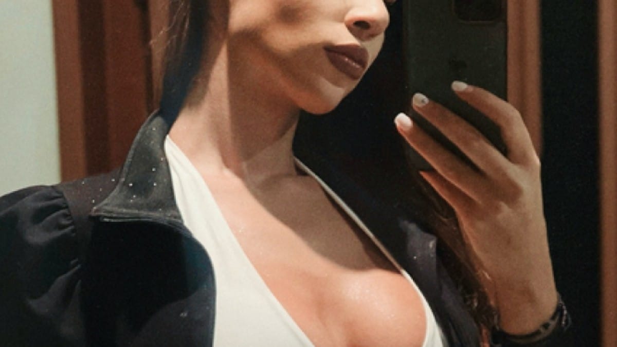 Αποκαλυπτική selfie στον καθρέφτη ασανσέρ από Ελληνίδα τραγουδίστρια (ΦΩΤΟ)