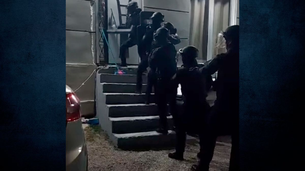 Προσποιούνταν υπάλληλους της ΔΕΗ: Καρέ καρέ βίντεο από την έφοδο της αστυνομίας σε σπίτι συμμορίας που λήστευε ηλικιωμένους!