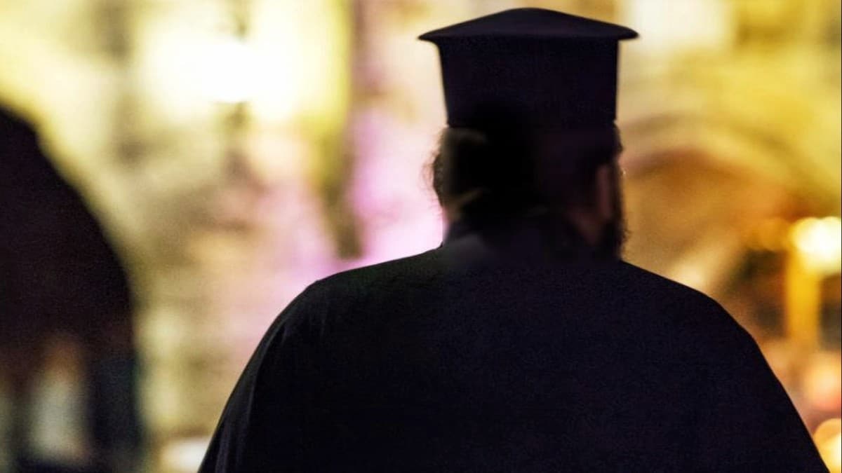 «Ασπίδα» της παπαδιάς στον ιερέα από τη Βόρεια Ελλάδα που ντυνόταν με γυναικεία ρούχα – «Ήξερα το πάθος του, είναι μπερδεμένος…»