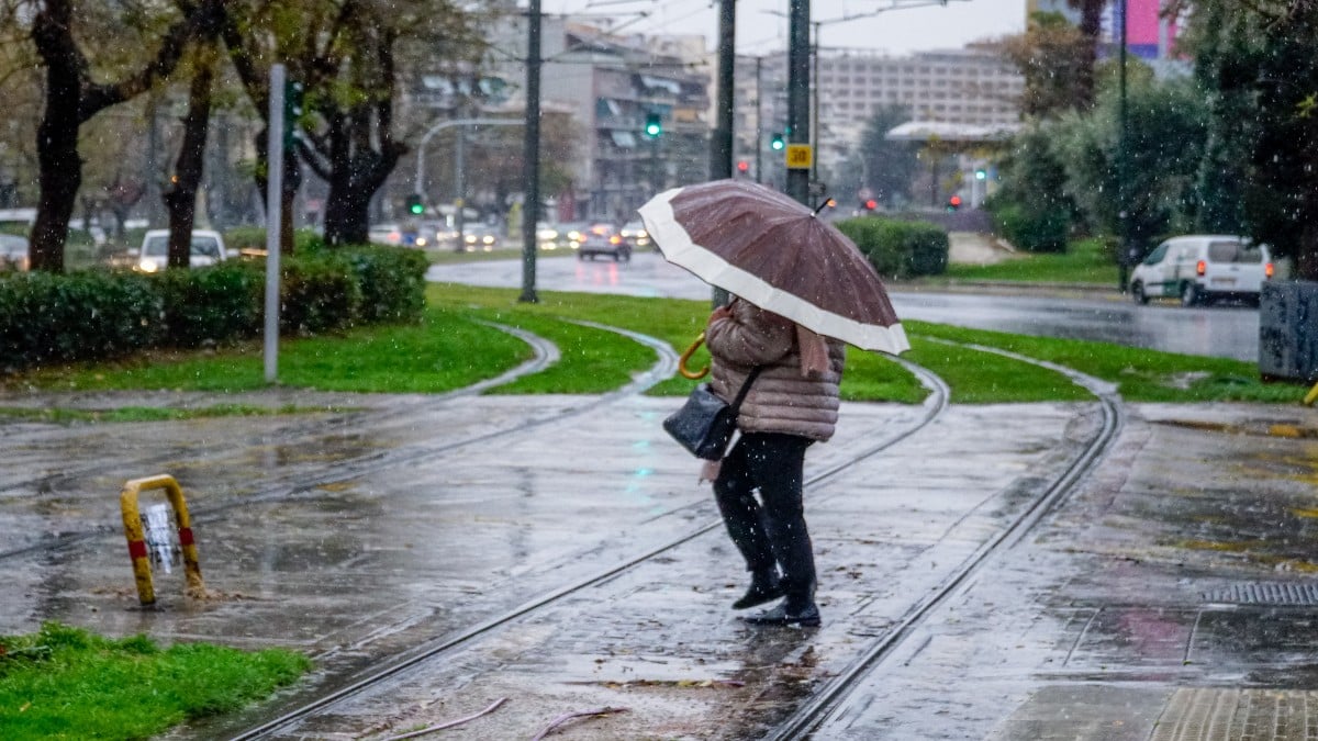 Καιρός 7/11: Με θυελλώδεις ανέμους όλη η Πέμπτη, καταιγίδες και νέα πτώση θερμοκρασίας – Μαρουσάκης και Καλλιάνος προειδοποιούν (video)