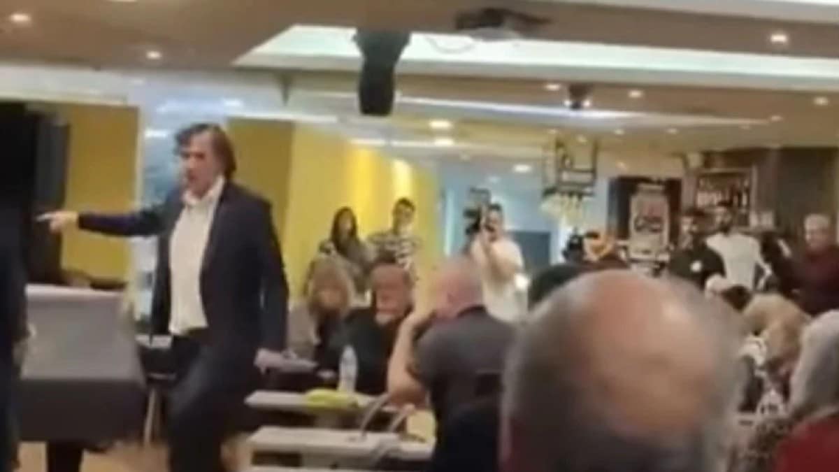 «Σφαγή»: Τατσόπουλος και Καραγιάννης αρπάζονται σε παρουσίαση βιβλίου – Ο συγγραφέας του πέταξε εικόνα της Παναγίας το κεφάλι (Video)