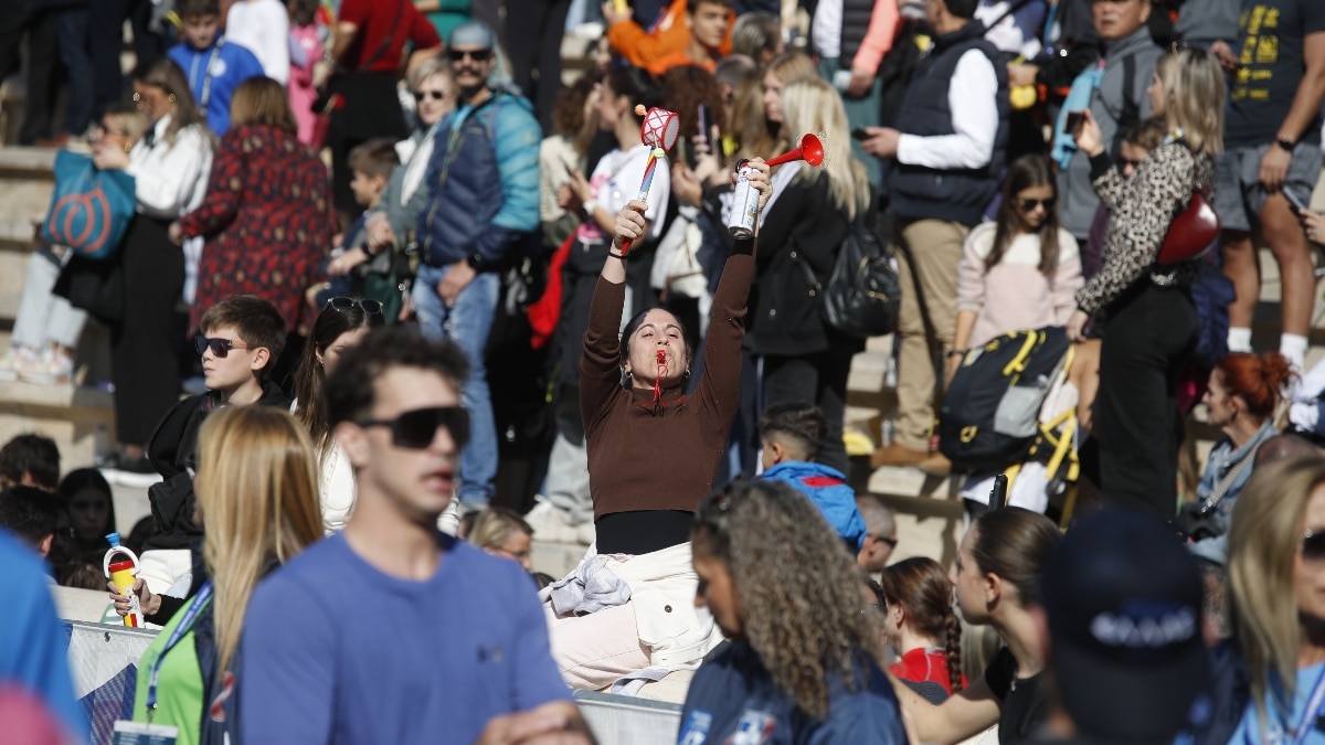41ος Αυθεντικός Μαραθώνιος Αθήνας: Ποιοι επώνυμοι έτρεξαν και ποιοι παρακολούθησαν από τις κερκίδες