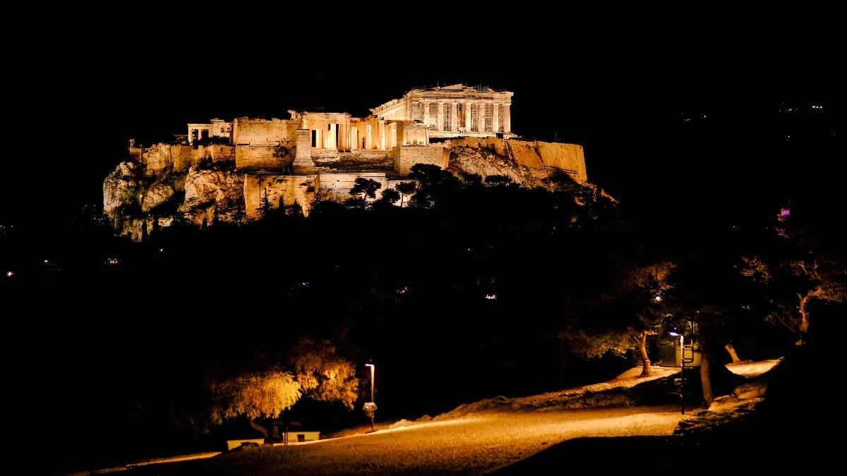 Η Φωτογραφία της Ημέρας: Ο Ιερός Βράχος μαγεύει κάθε ώρα της μέρας!