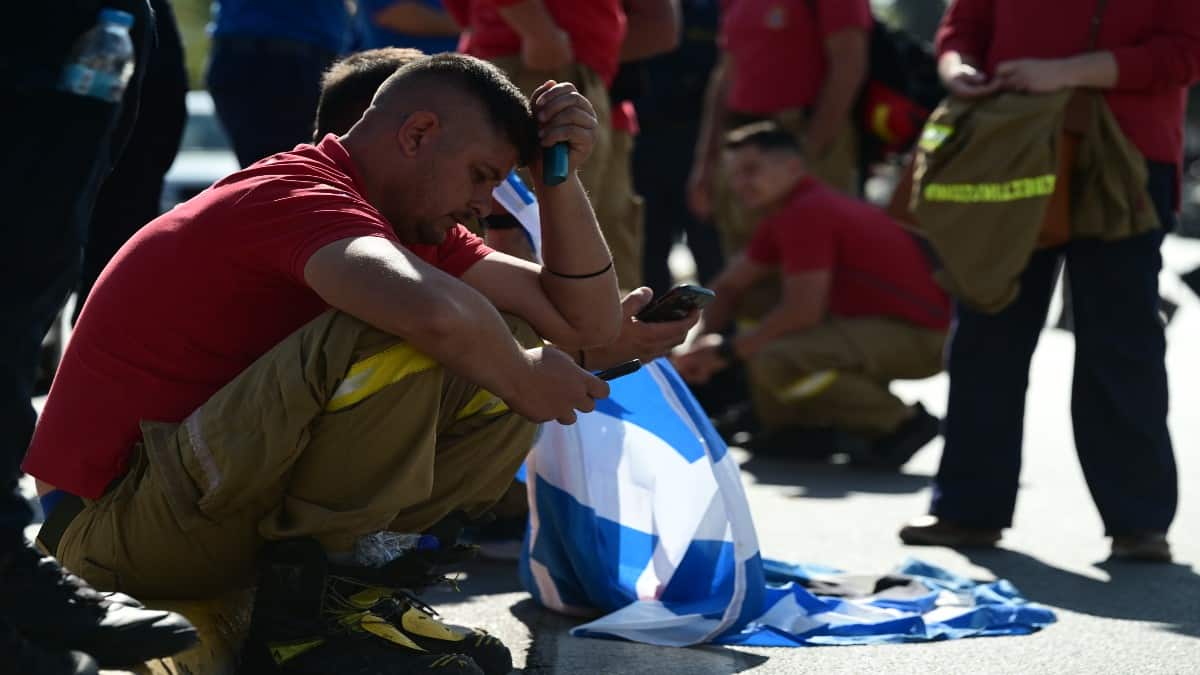 Εποχικοί πυροσβέστες: Τον χειμώνα οι «ήρωες», παύουν να φοράνε κάπα