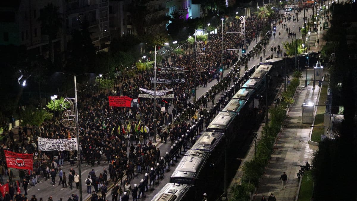 Πολυτεχνείο: Ως την ισραηλινή πρεσβεία η πορεία – Συμμετείχαν πάνω από 25.000 πολίτες, άνοιξαν οι σταθμοί του μετρό