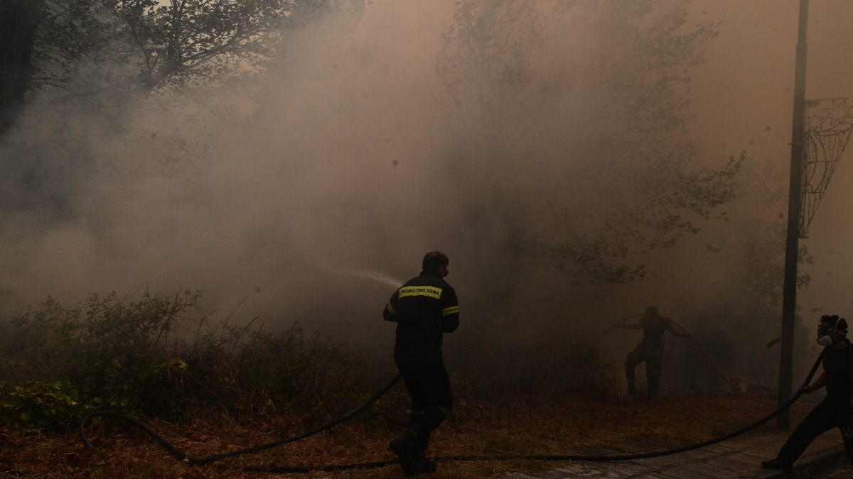 Τραγωδία στη Θεσσαλονίκη: Πυροσβέστης πέθανε κατά τη διάρκεια κατάσβεσης πυρκαγιάς