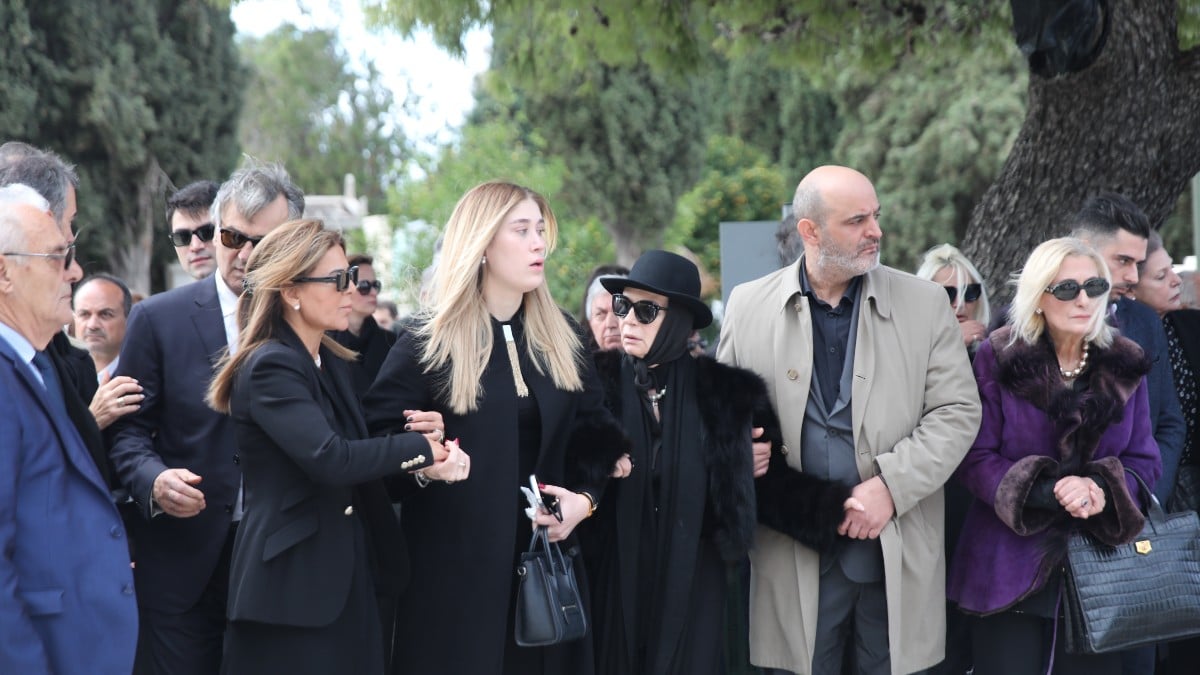 «Τσάκισε» καρδιές στον επικήδειο για τον Δημήτρη Σούρα η κόρη του: «Σου υπόσχομαι να μας προσέχω πολύ»