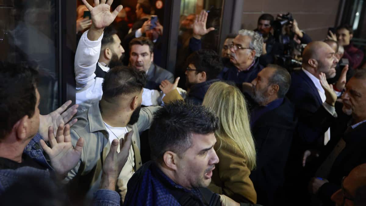 Το απόλυτο χάος στο Συνέδριο ΣΥΡΙΖΑ: Πρωτοφανείς σκηνές με σπρωξίματα και λιποθυμίες – Επεισόδιο με Γκλέτσο, Γεροβασίλη, Αντώναρο (video)