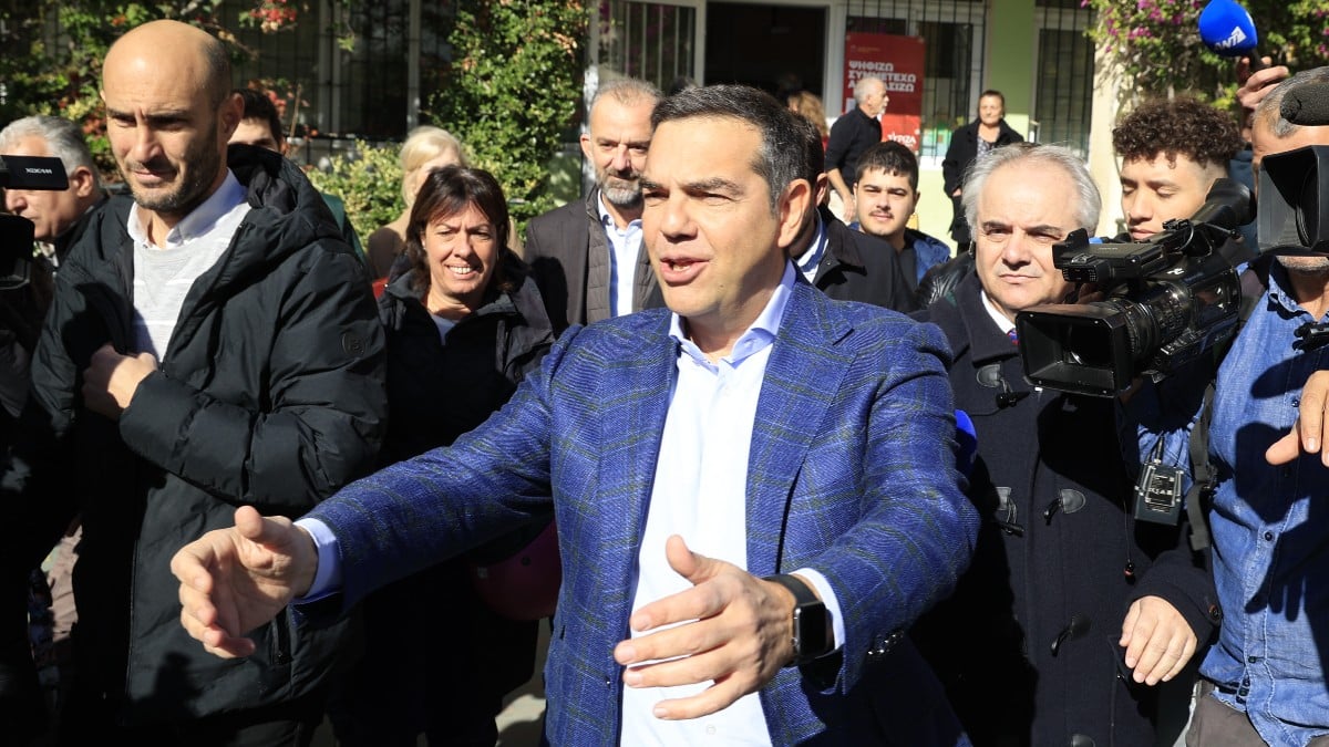 Ο λαός… θέλει Τσίπρα: Αποθέωση και δώρο στο εκλογικό κέντρο όπου ψήφισε – Μεγάλη η συμμετοχή στις εσωκομματικές