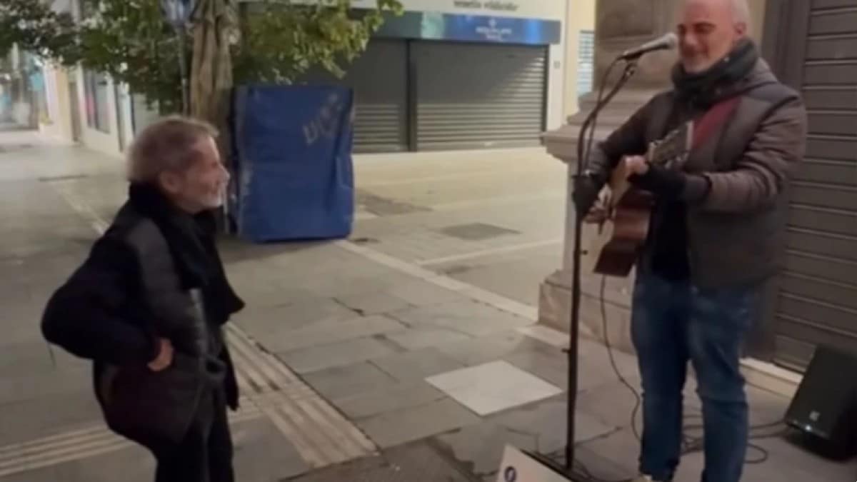 Πόσο συγκινητικό! Ο Σταύρος Ξαρχάκος συνάντησε πλανόδιο μουσικό που έπαιζε τραγούδι του (Βίντεο)
