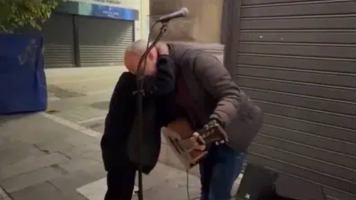 «Νιώθω σαν να το έχει ζήσει κάποιος άλλος»: Συγκινεί ο μουσικός του δρόμου που αγκάλιασε ο Σταύρος Ξαρχάκος