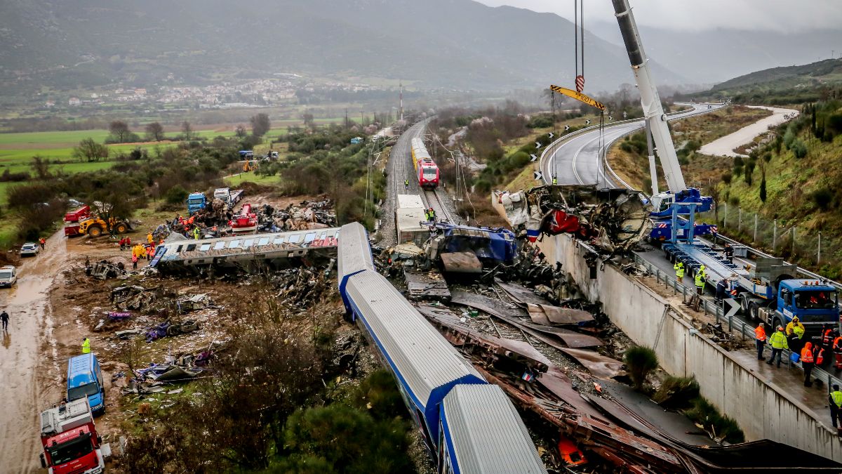 «Μας χρωστάνε μια εξήγηση»: Το παράνομο φορτίο της εμπορικής αμαξοστοιχίας που προκάλεσε την έκρηξη στα Τέμπη